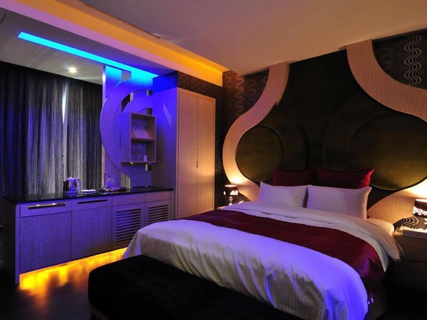 One + One Motel Лонгтан Екстериор снимка