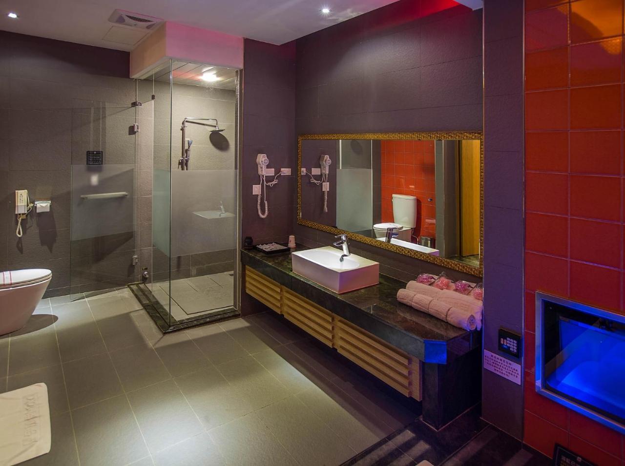One + One Motel Лонгтан Екстериор снимка
