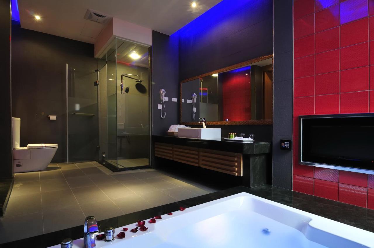One + One Motel Лонгтан Екстериор снимка